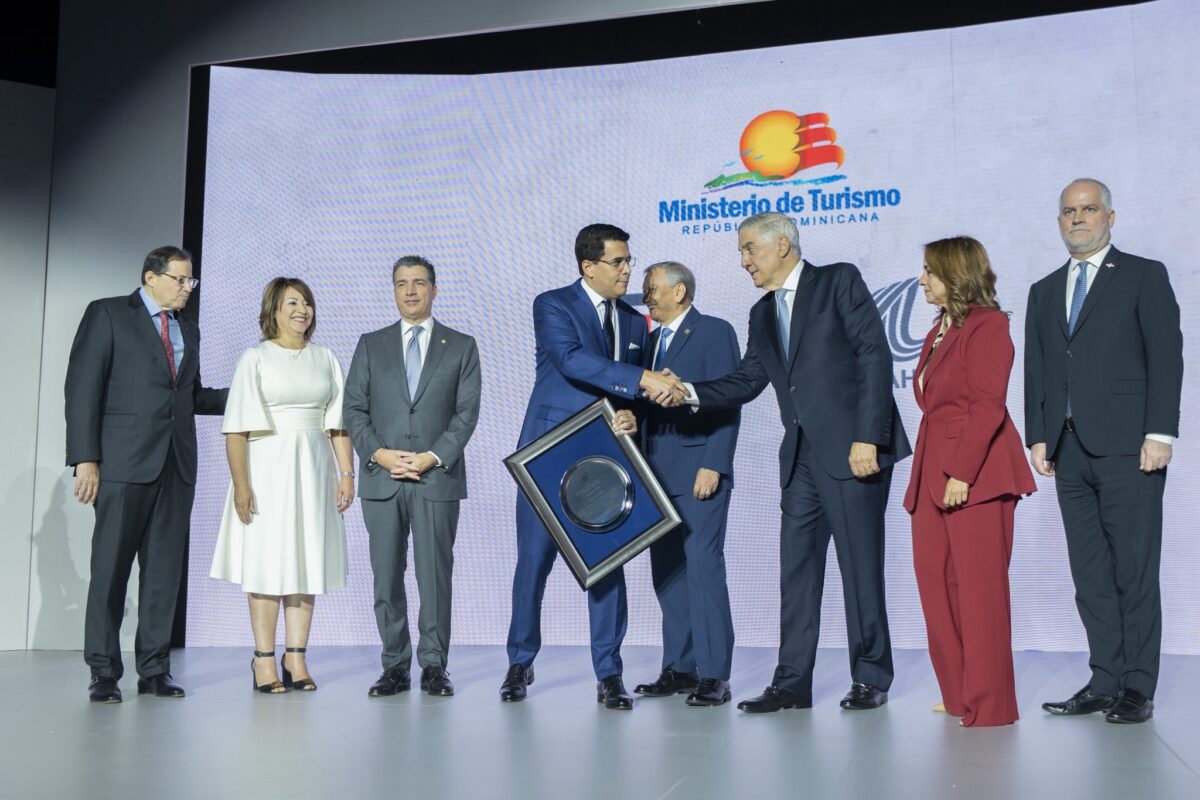 David Collado y Juan Bancalari se saluda tras el reconocimiento de la ABA y Asonahores al ministro de Turismo.