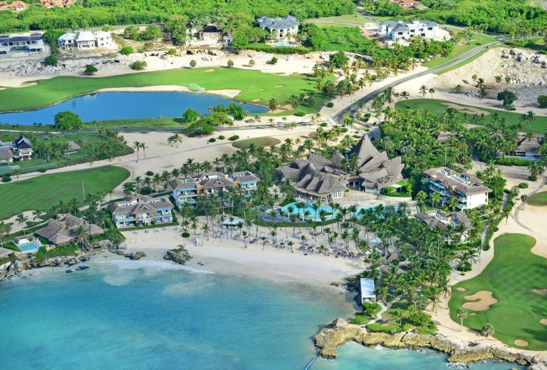 Ubicado en el exclusivo enclave de Cap Cana, Eden Roc Cap Cana ofrece una singular sensación de pertenencia, marcada por un diseño cuidado, privacidad y un servicio personalizado.