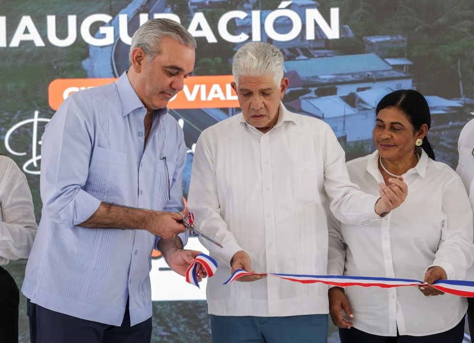 El presidente Abinader, el ministro de Obras Públicas y la gobernadora de la provincia María Trinidad Sánchez