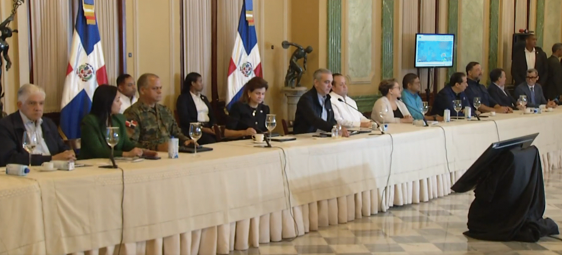 Momento de la rueda de prensa ofrecida por el gobierno desde el Palacio Nacional para informar del seguimiento de medidas por paso vaguada.
