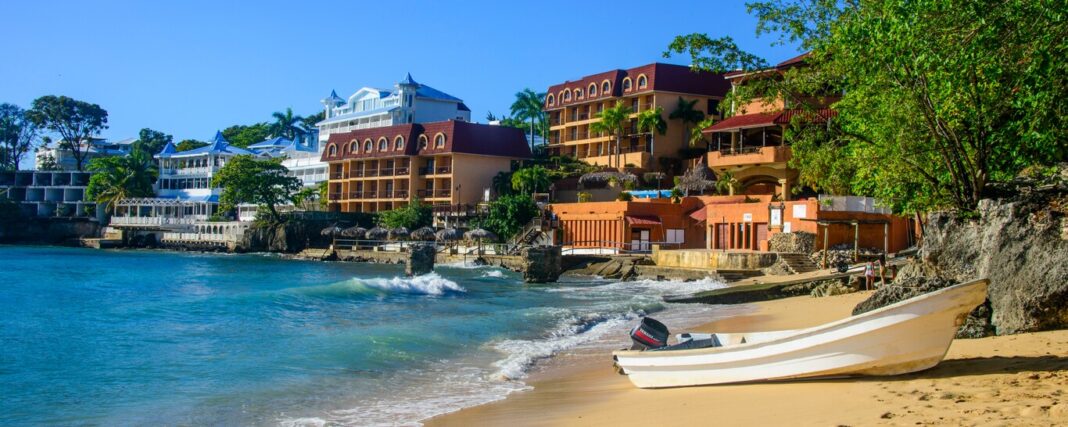 En sus promociones Disney Cruise Line ya incluye a Puerto Plata invitando a sus clientes a disfrutar de playas tropicales y montañas cautivantes en esta ciudad portuaria en la costa norte de República Dominicana.