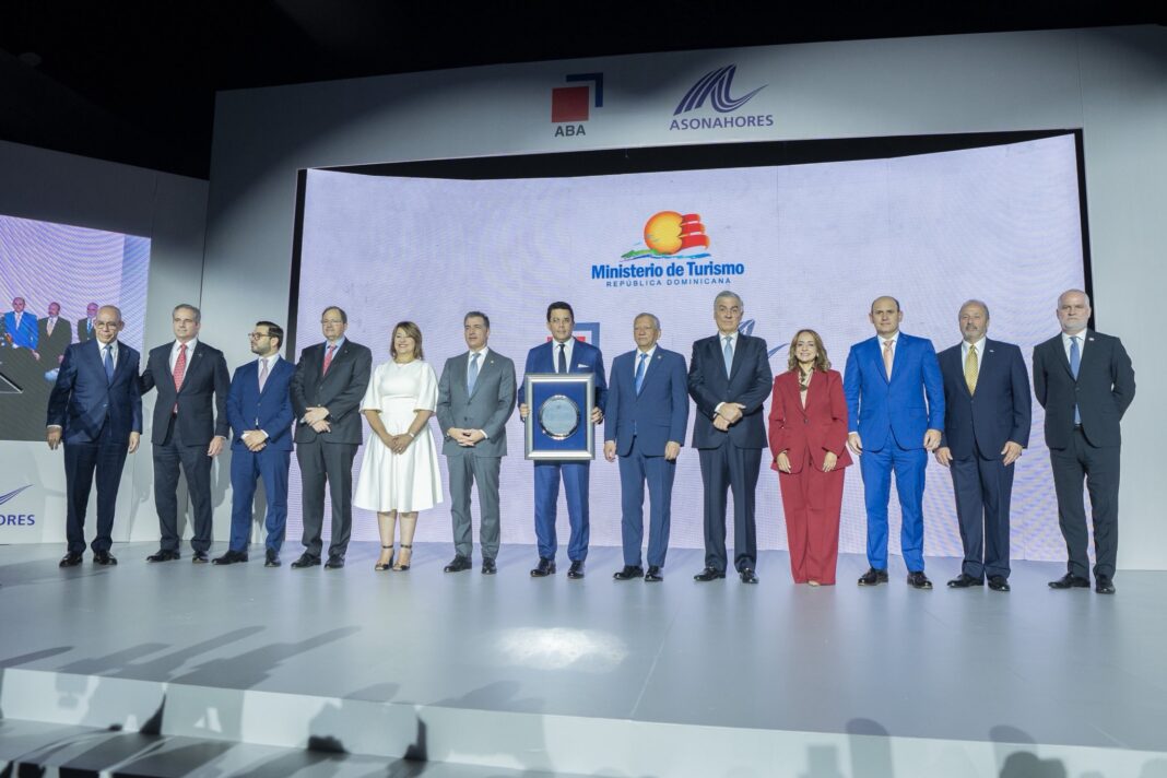 Representantes de la banca múltimple dominicana y del sector turismo participaron en el foro “Capital, Confianza y Crecimiento: Banca y Turismo”, que llevaron a cabo Asonahores y la ABA, en el Hotel El Embajador.