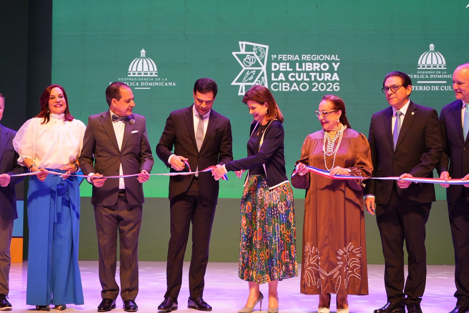 La vicepresidenta de la República afirmó que la Feria Regional del Libro y la Cultura Cibao 2026 que se realiza en Santiago desde hoy lunes, nace como un punto de encuentro para las ideas, la creatividad y la identidad de toda una región.