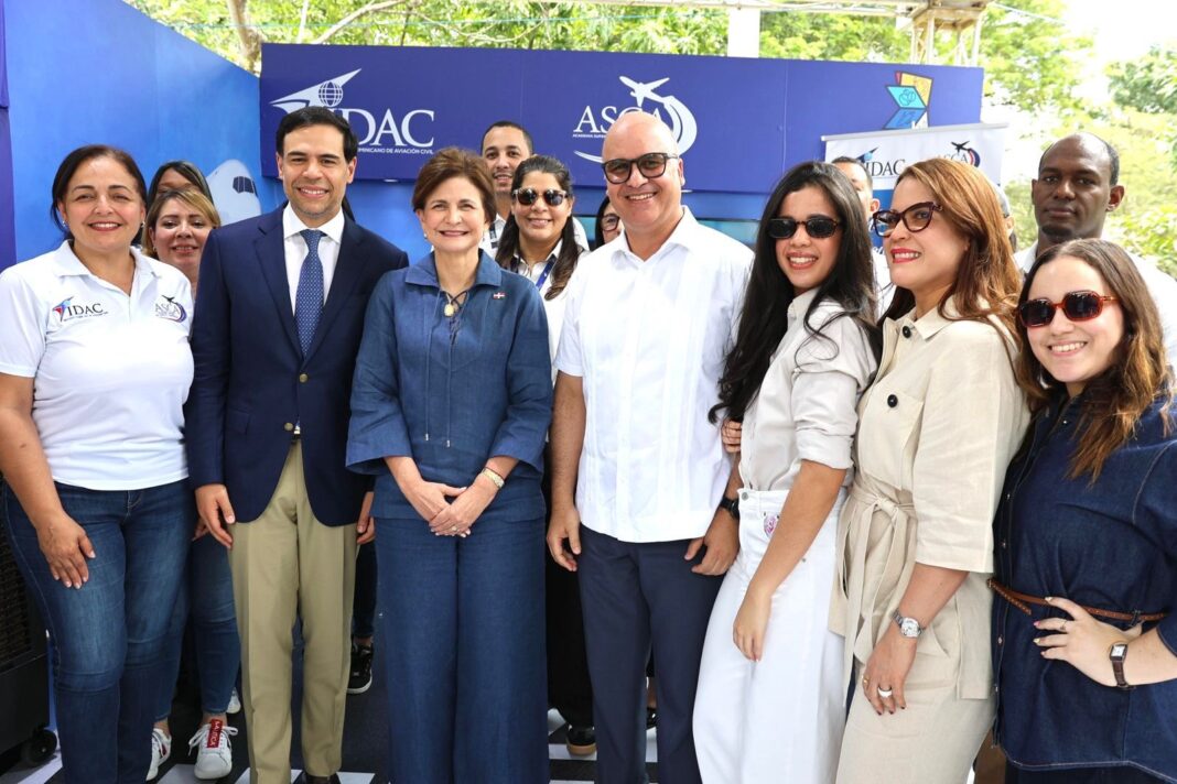 La vicepresidenta de la República, Raquel Peña y el ministro de Cultura, Roberto Ángel Salcedo, fueron recibidos por el director general del IDAC, Igor Rodríguez Durán y por el equipo de la institución que participó en la Feria Regional del Libro y la Cultura Cibao 2026.