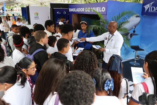 Un importante n&uacute;mero de participantes del simulador durante la Feria Regional del Libro y la Cultura del Cibao 2026 mostr&oacute; inter&eacute;s en convertirse en pilotos aviadores en el futuro