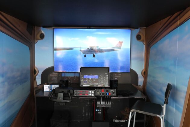 Un importante n&uacute;mero de participantes del simulador durante la Feria Regional del Libro y la Cultura del Cibao 2026 mostr&oacute; inter&eacute;s en convertirse en pilotos aviadores en el futuro