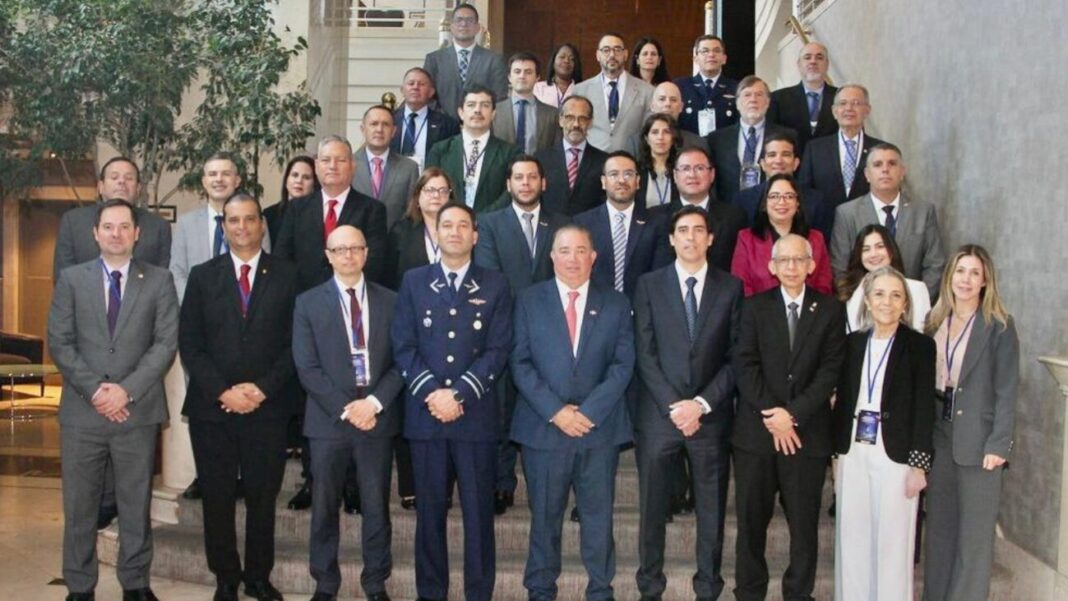 Participantes de la CVII Reunión del Comité Ejecutivo de la CLAC realizada en Santiago de Chile. Destaca, al centro, Héctor Porcella, presidente de la Junta de Aviación Civil (JAC) y de la Comisión Latinoamericana de Aviación Civil (CLAC).