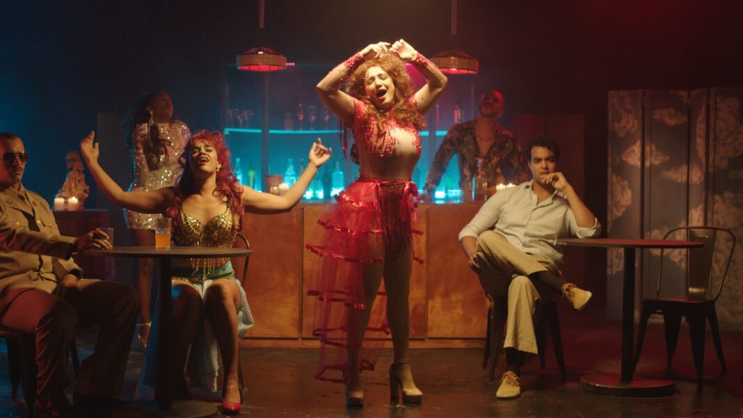 Mansión Herminia se inspira en la historia del emblemático Night Club Herminia, un espacio icónico de la vida nocturna dominicana entre las décadas de 1960 y 2000.