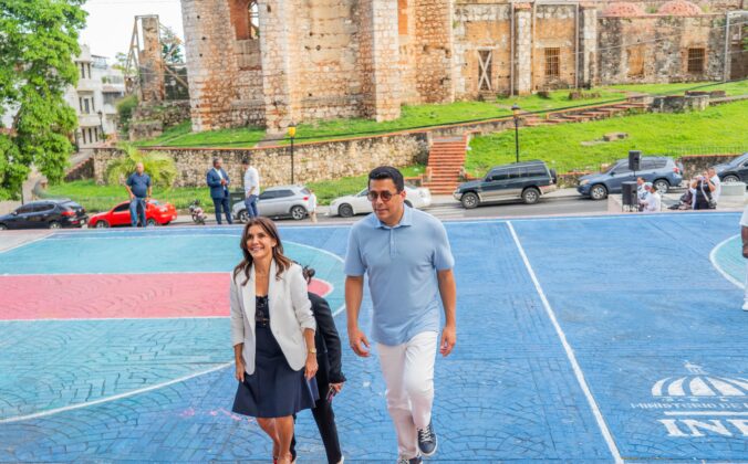 David Collado y Leah Campos realizaron un recorrido por lugares simb&oacute;licos de la Ciudad Colonial, a donde acude actualmente el 8 por ciento de los turistas que visitan el pa&iacute;s.