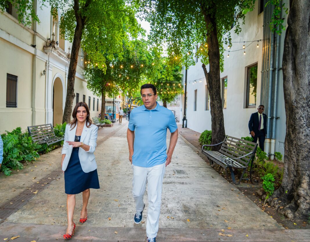 David Collado y Leah Campos realizaron un recorrido por lugares simbólicos de la Ciudad Colonial, a donde acude actualmente el 8 por ciento de los turistas que visitan el país.