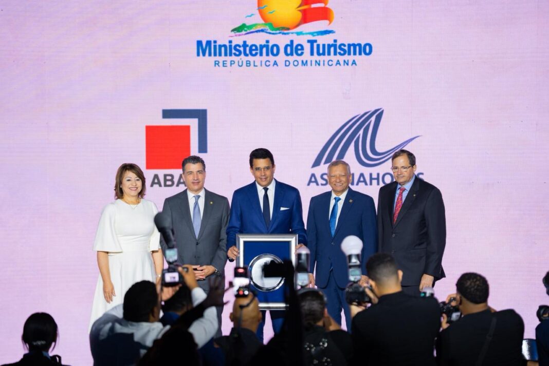 La distinción fue entregada durante el “Foro Capital, Confianza y Crecimiento”, realizado por la Asociación de Bancos Múltiples de la República Dominicana junto a la Asociación de Hoteles y Turismo de la República Dominicana.