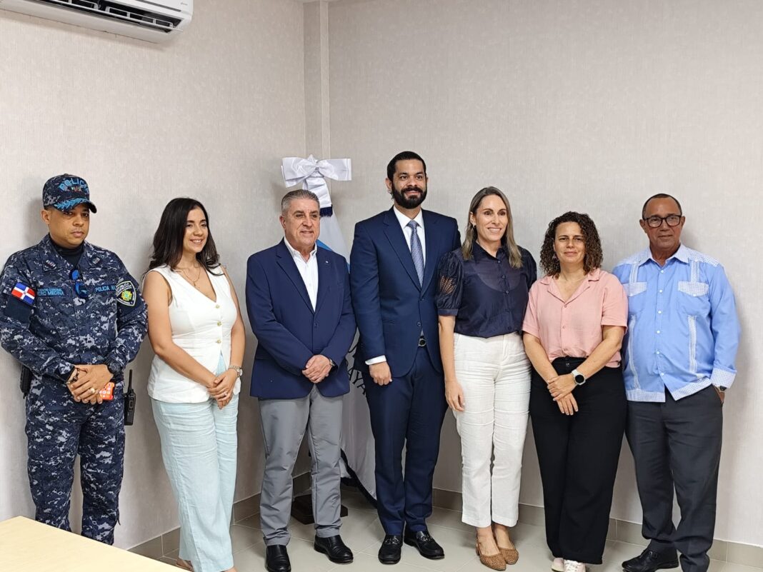 Los directivos de la Asociación Dominicana de Turismo Deportivo (ADOTURD) y del Clúster Turístico La Romana Bayahibe (CTRB) posan tras la firma de la alianza para consolidar a La Romana como hub de turismo deportivo en el país