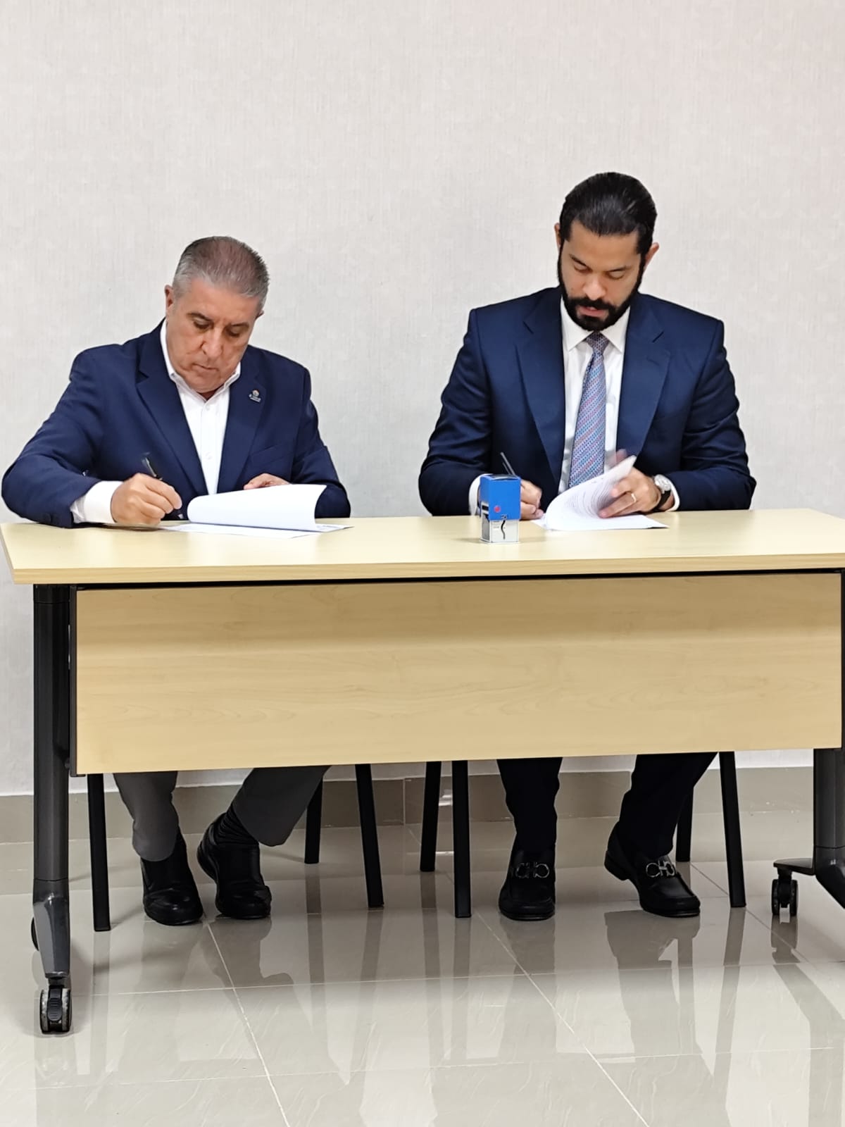 Andrés Fernández, presidente del CTRB, y Yerik Pérez, presidente de Adotur durante la firma del convenio.
