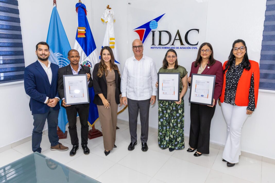 Igor Rodríguez, director general del IDAC junto a directores de área y encargados departamentales responsables del logro de la nueva recertificación de la institución.