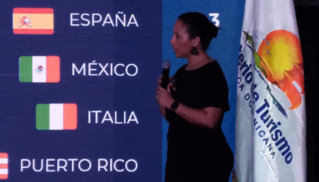 Jacquelin Mora en un momento en que detallaba los resultados de los estudios de satisfacción de los turistas que visitan República Dominicana
