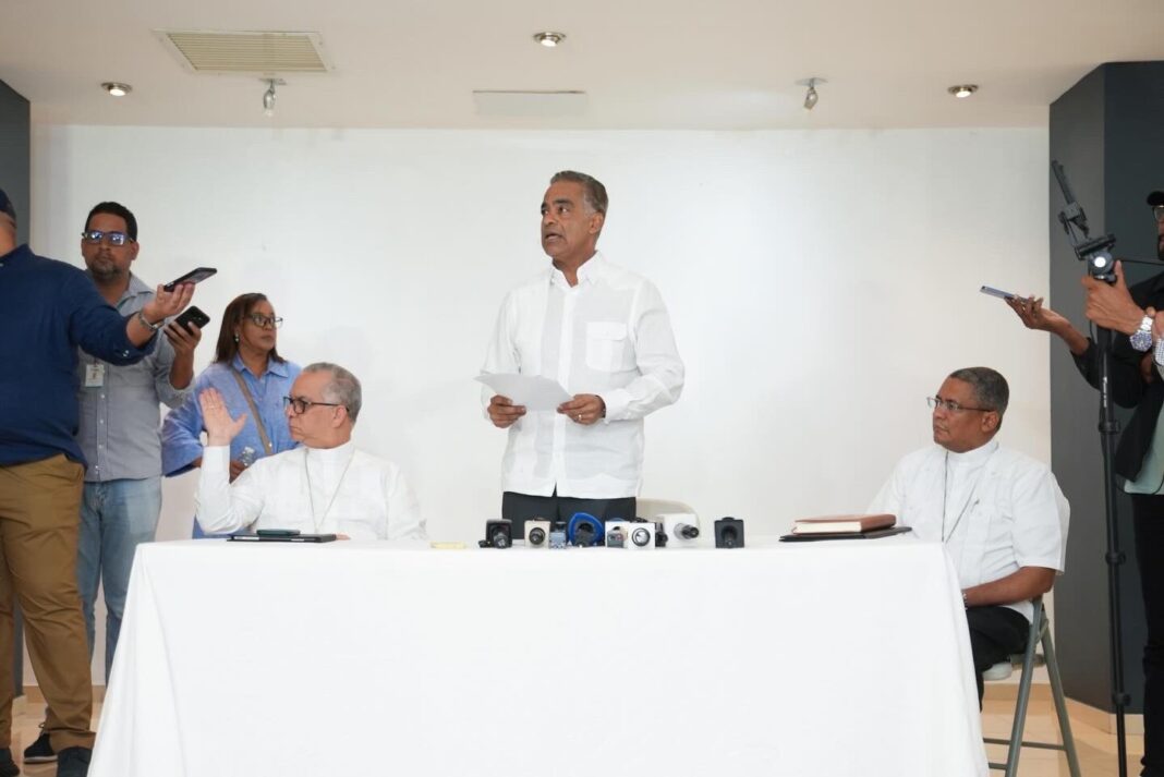El ministro Joel Santos reiteró que las concesiones vigentes son solo de exploración científica. Cuatro marchas después, el movimiento social exige garantías por escrito y pide al Congreso declarar la cordillera patrimonio nacional libre de actividad extractiva.