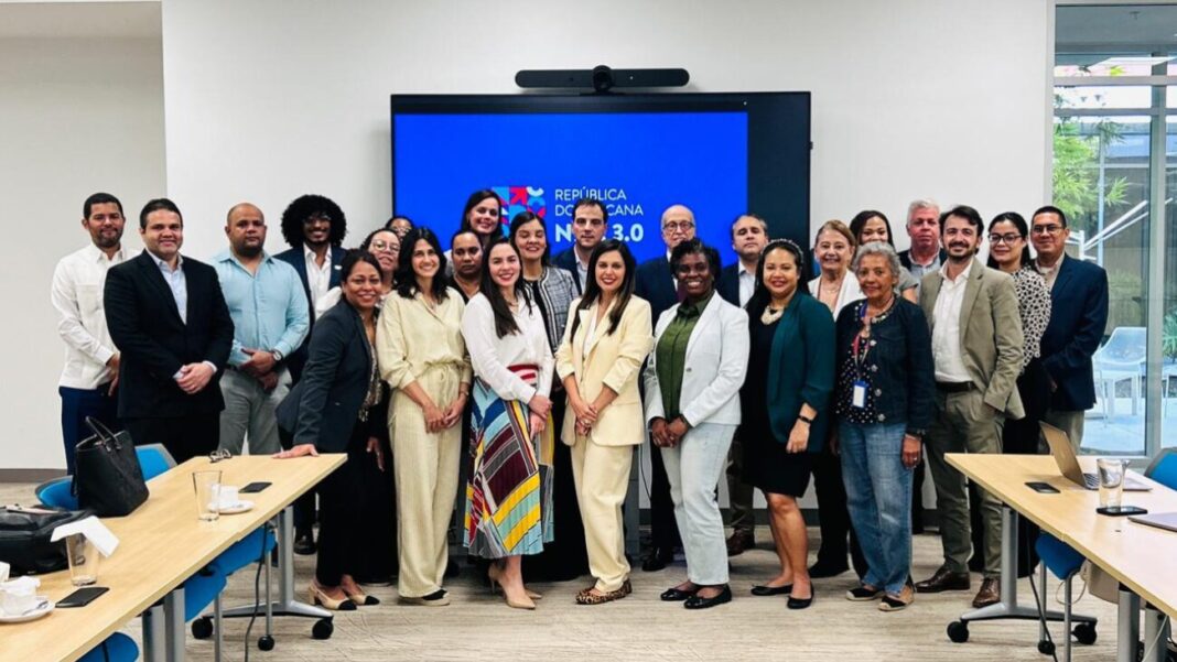 Grupo encabezado por Sara González Troncoso, directora técnica del CNCCMC y vicepresidenta de la COP30, que entregó la nueva Contribución Nacionalmente Determinada, NDC 3.0 de República Dominicana al Consejo del Cambio Climático de la ONU.