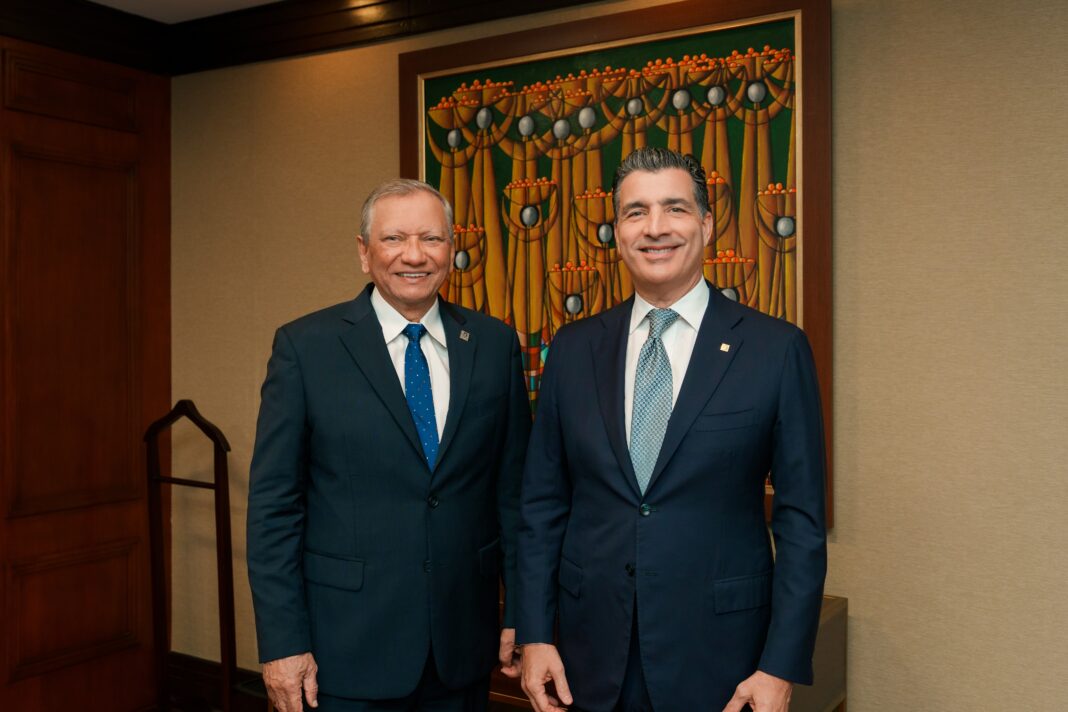 Los presidentes de los bancos Popular y Reservas, los señores Leonardo Aguilera y Christopher Paniagua, en un momento de su encuentro en la Torre Popular.
