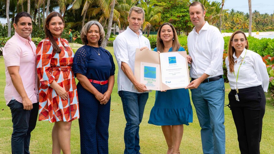 Miguel Cruz, Rocío Mora, Noemí Marcelo, Jake Kheel, Cesarina Aquino, Jordi Fijols y Carolina Grisanty al momento de recibir las certificaciones de Green Key