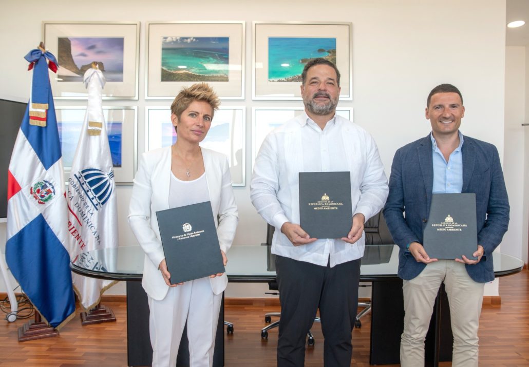 Momento de la firma del acuerdo entre Medio Ambiente y hoteles Iberostar para fortalecer los sistemas costeros marinos dentro del Iberostar Wave of Change.
