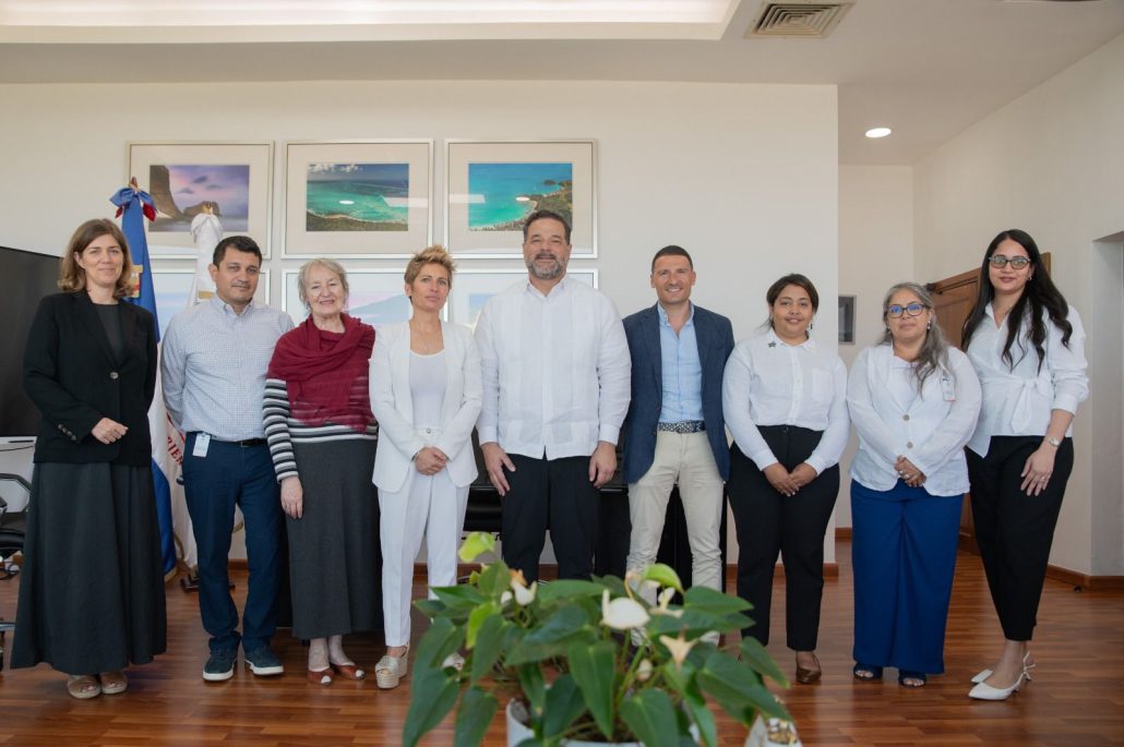 La firma de este memorando entre Medio Ambiente e Iberostar Hotels & Resorts responde a la necesidad de intervenir áreas de alto valor ecológico que enfrentan presión por actividades turísticas, mediante una coordinación entre el Estado y el sector privado que permita reducir impactos ambientales y avanzar en la recuperación de los ecosistemas.