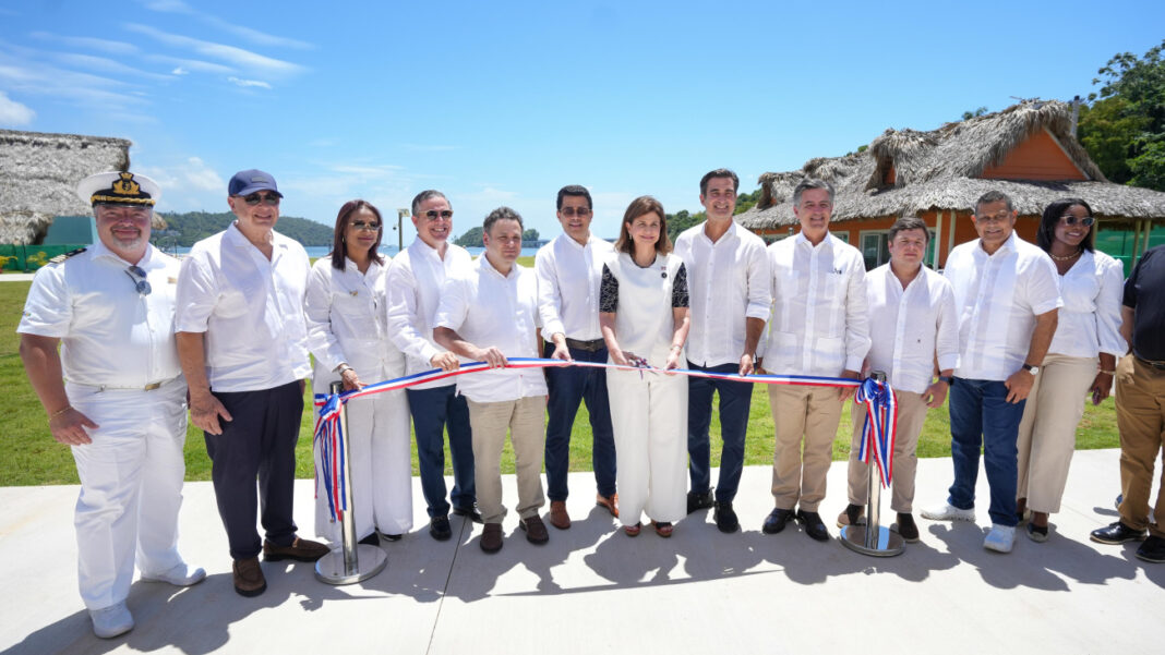 Momento de la inauguración del puerto turístico Samaná Byport encabezado por la vicepresidenta de la República y el ministro de Turismo, entre otros funcionarios y ejecutivos del proyecto.