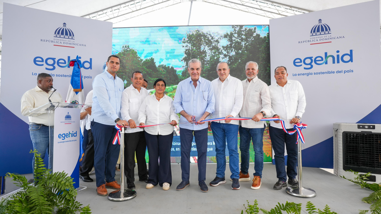 Momento en que el presidente Abinader inaugura la carretera Mata Bonita–Los Memisos de 13.8 kilómetros en Las Gordas, Nagua, reclamada por más 50 años