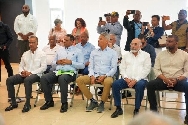 Parte del p&uacute;blico que particip&oacute; en el encuentro con el ministro de Energ&iacute;a y Minas en Santiago de los Caballeros este jueves