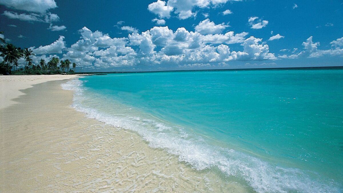 Imagen de una mañana soleada en Playa Macao en donde estará operando en los próximos meses el hotel Secrets Macao Beach Punta Cana, All Inclusive Resort & Spa.