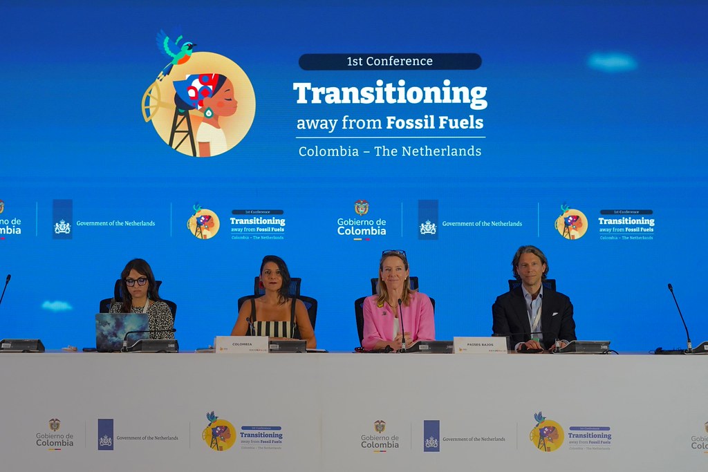 La primera conferencia global dedicada a trazar una salida de las energías fósiles cerró esta semana sus puertas en Santa Marta, Colombia, con la creación de un panel científico asesor, el impulso a las llamadas Zonas Libres de Combustibles Fósiles y el anuncio de Tuvalu como sede de la próxima edición en 2027.