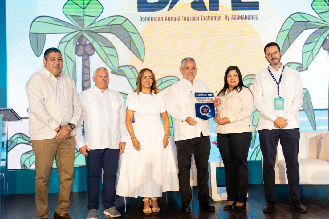 El viceministro de Turismo Roberto Henríquez junto a Angie Lendor, directora ejecutiva de Asonahores entregaron los sellos Qualitur a los hoteles Dreams Macao Beach Punta Cana, Lopesan Costa Bávaro, JOIA Bávaro by Iberostar, Dreams La Romana Resort & Spa, Secrets La Romana Resort & Spa, Iberostar Selection Hacienda Dominicus y a la agencia de viajes Turinter.