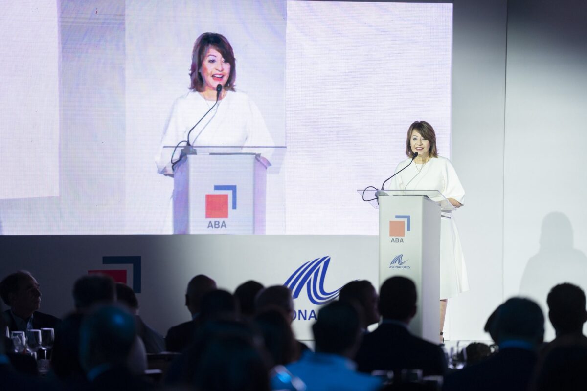 Rosanna Ruiz, presidenta ejecutiva de la Asociación de Bancos Múltiples, durante su exposición en el Foro "Capital, Confianza y Crecimiento: Banca y Turismo"