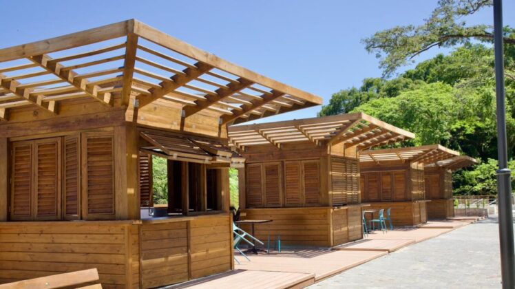 Vista de las modernas casetas levantadas por el gobierno para los vendedores de Playa Sos&uacute;a