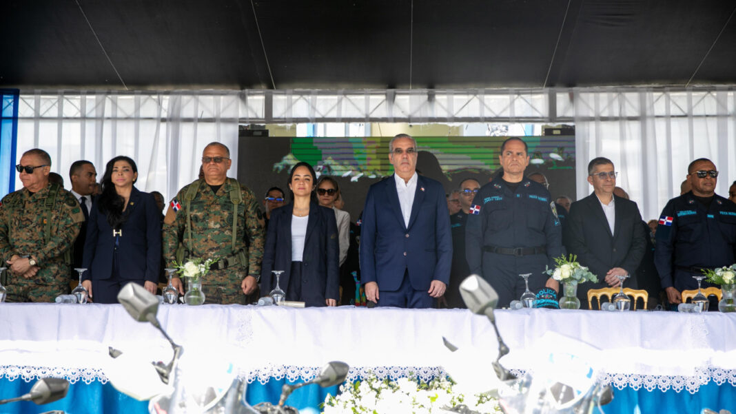 El operativo contempla el despliegue de 25,000 agentes policiales y 10,000 miembros de las Fuerzas Armadas, lo que representa un refuerzo significativo de la presencia en playas, ríos, balnearios, carreteras, autopistas y centros turísticos.