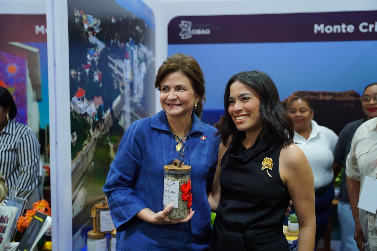 Durante la feria la vicepresidenta de la República Dompartió con jóvenes estudiantes del Cibao.