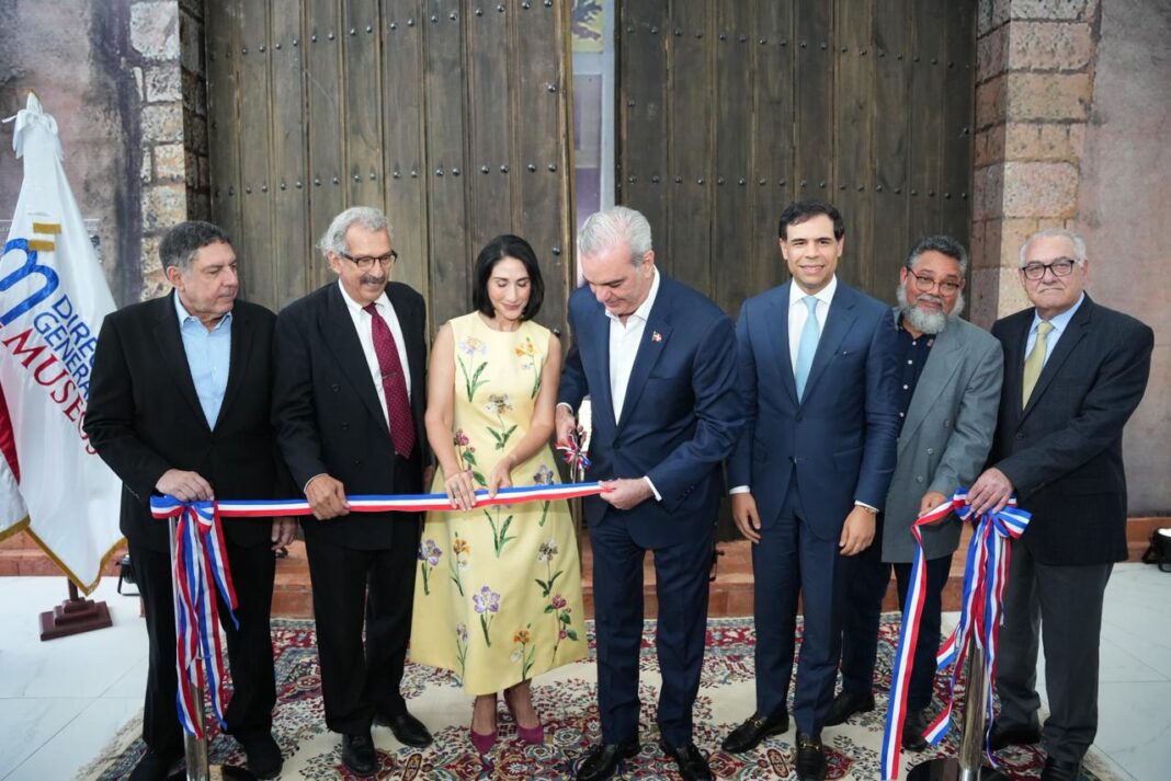 Momento en que el presidente de la República, Luis Abinader, corta la cinta dejando reinaugurado el Museo Nacional de Historia y Geografía (MNHG)