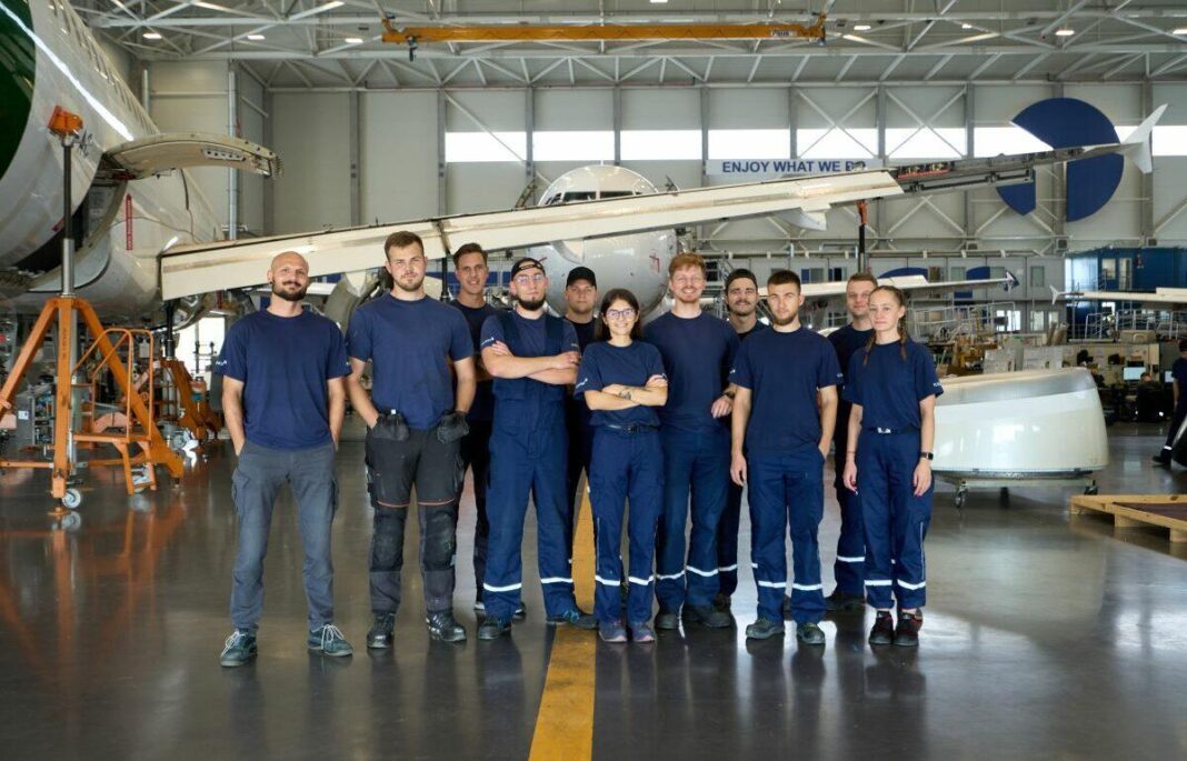 Parte del equipo de FL Technics que también servirá como aula local en la nueva instalación de mantenimiento de aeronaves en Punta Cana como apoyo al desarrollo de habilidades para el personal dominicano. Foto FL Tecnhics