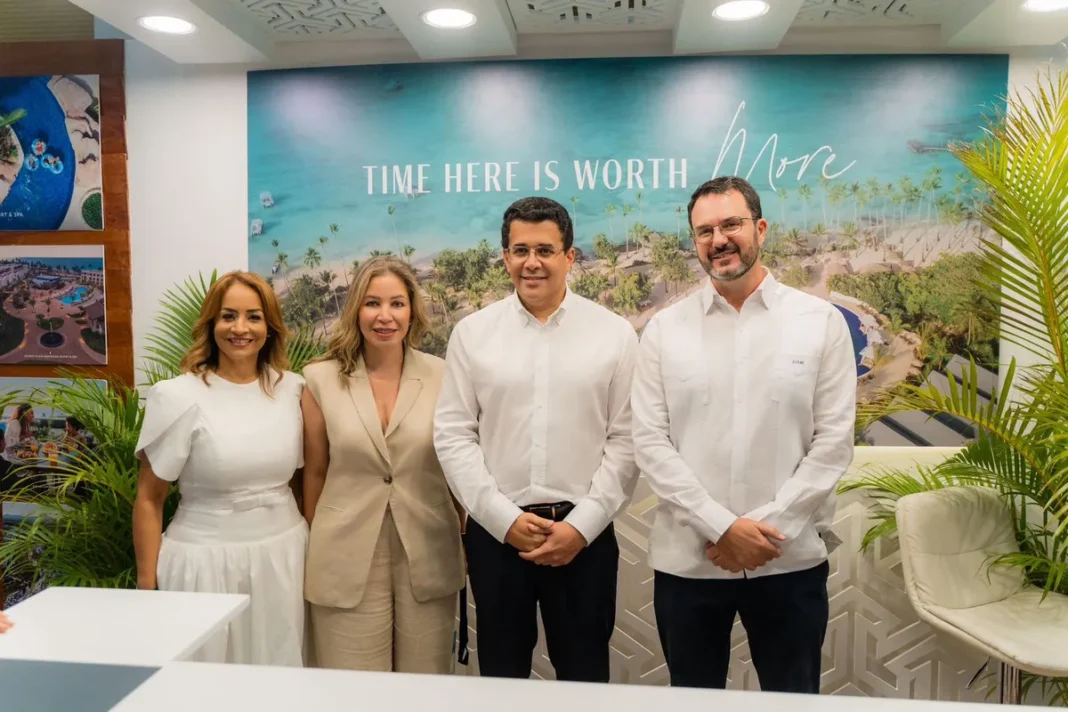 En la imagen durante la presentación de Hyatt, figuran Aguie Lendor, vicepresidente de Asonahores; Elsa Ramírez, gerente regional senior de Marketing de República Dominicana Hyatt Inclusive Collection; David Collado, ministro de Turismo de República Dominicana; y David Ocete, vicepresidente regional de Operaciones de República Dominicana Hyatt Inclusive Collection.