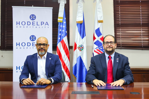 Momento de la firma entre Hodelpa Hospitality y la Universidad Dom&iacute;nico Americano (UNICDA)