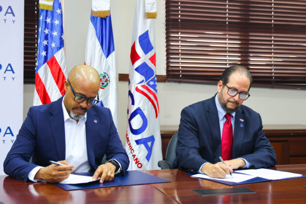 Momento de la firma entre Hodelpa Hospitality y la Universidad Dom&iacute;nico Americano (UNICDA)