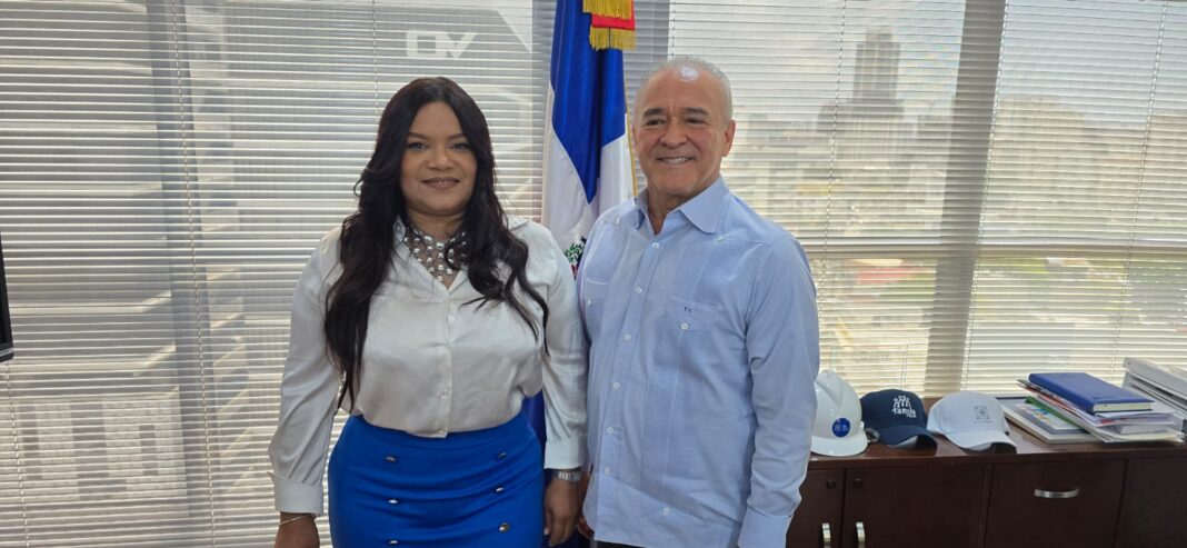 Sarah Hernández,presidenta de Adompretur, junto a Camel Curi Lora, viceministro de la Presidencia y director ejecutivo de la Unidad de Gerencia del Fideicomiso para el proyecto la “Ruta del Encuentro de Dos Civilizaciones”.