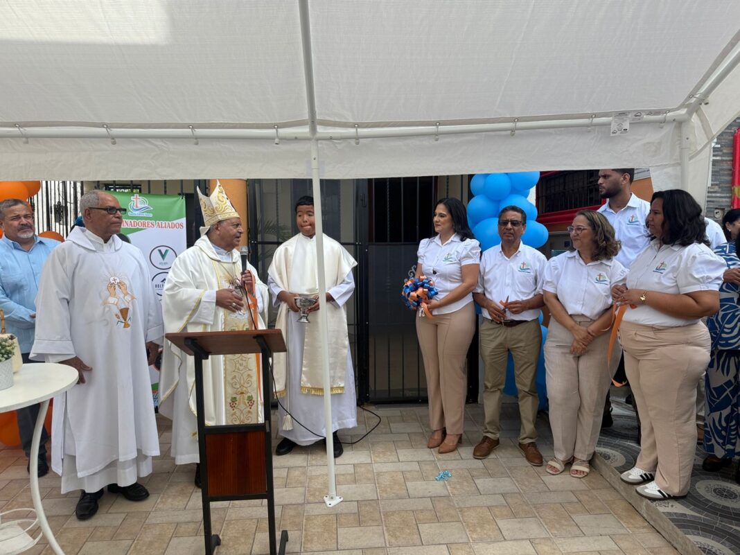 La ceremonia de lanzamiento de Santo Cerro Tours la presidió Su Excelencia Monseñor Ramón Benito Ángeles Fernández, Obispo Emérito de la Arquidiócesis de Santo Domingo, y concelebrada por el Padre Rafael Mendoza.