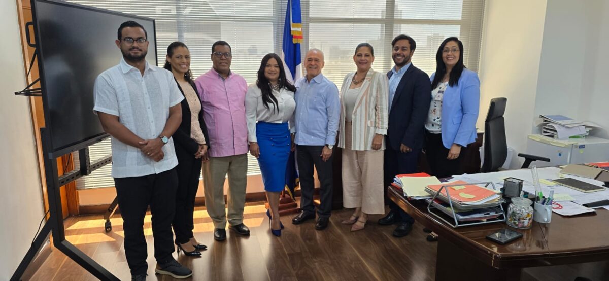 Sarah Hernández y Camel Curi Lora junto a Ramón Chávez y Raysa Feliz de la junta directiva de Adompretur y representantes del viceministerio de la Presidencia Claudio Luna, Carolyn Beltré, Jhon Marte y Enmi Navarro.