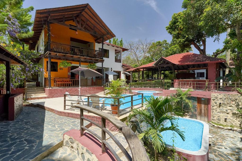 Vista de una villa de turismo rural en las montañas entre Jarabacoa y La Vega que opera dentro del sistema de alojamientos turísticos de renta corta