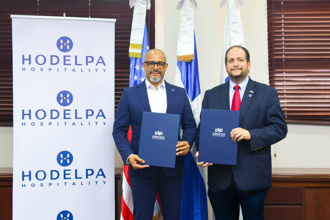 Momento de la firma entre Hodelpa Hospitality y la Universidad Domínico Americano (UNICDA)