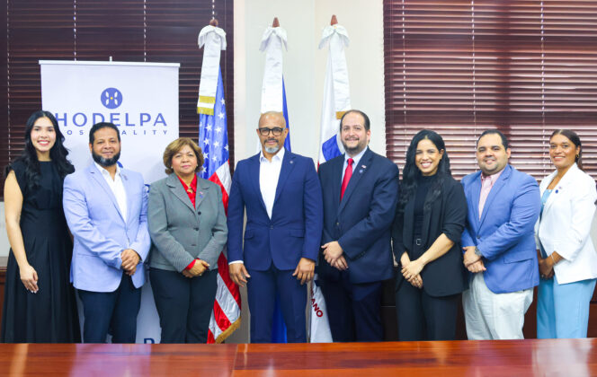 Momento de la firma entre Hodelpa Hospitality y la Universidad Dom&iacute;nico Americano (UNICDA)