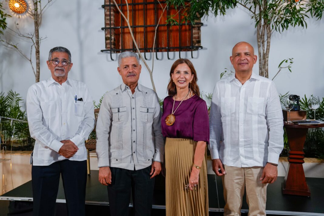 De izquierda a derecha, los señores Domingo Abreu Collado, Luis Carvajal Núñez, Carmen Rita Cordero y José Enrique Delmonte.