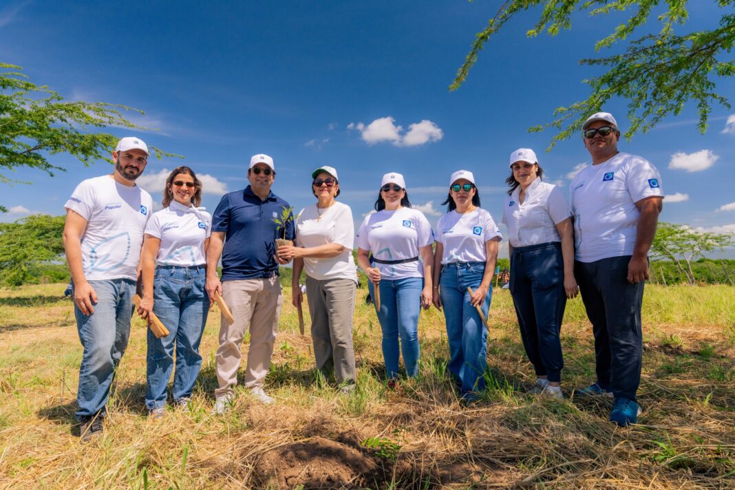 De izquierda a derecha, los señores Severin Carminati, Laura Partal, Jorge Jana, Inmaculada Adames, Carolina Grimaldi, Mariel Bera, Ana Amelia Rivera y Leonel Ng.
