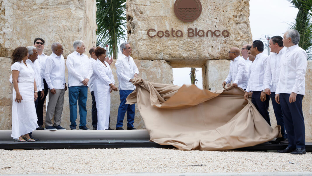 Momento en el que el presidente Abinader encabeza el desvelamiento de la fachada en la entrada de Costa Blanca, un proyecto privado que acompañará el ordenamiento y relanzamiento de Boca Chica, con espacios residenciales, recreativos, comerciales y un hotel, además de un parque lineal de playa de aproximadamente 38,000 metros cuadrados de uso público y abierto para todos.