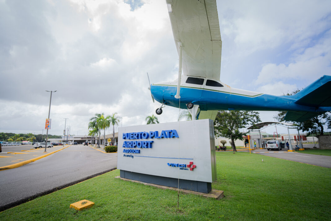 Vista frontal emblemática del Aeropuerto Internacional Gregorio Luperón en Puerto Plata.
